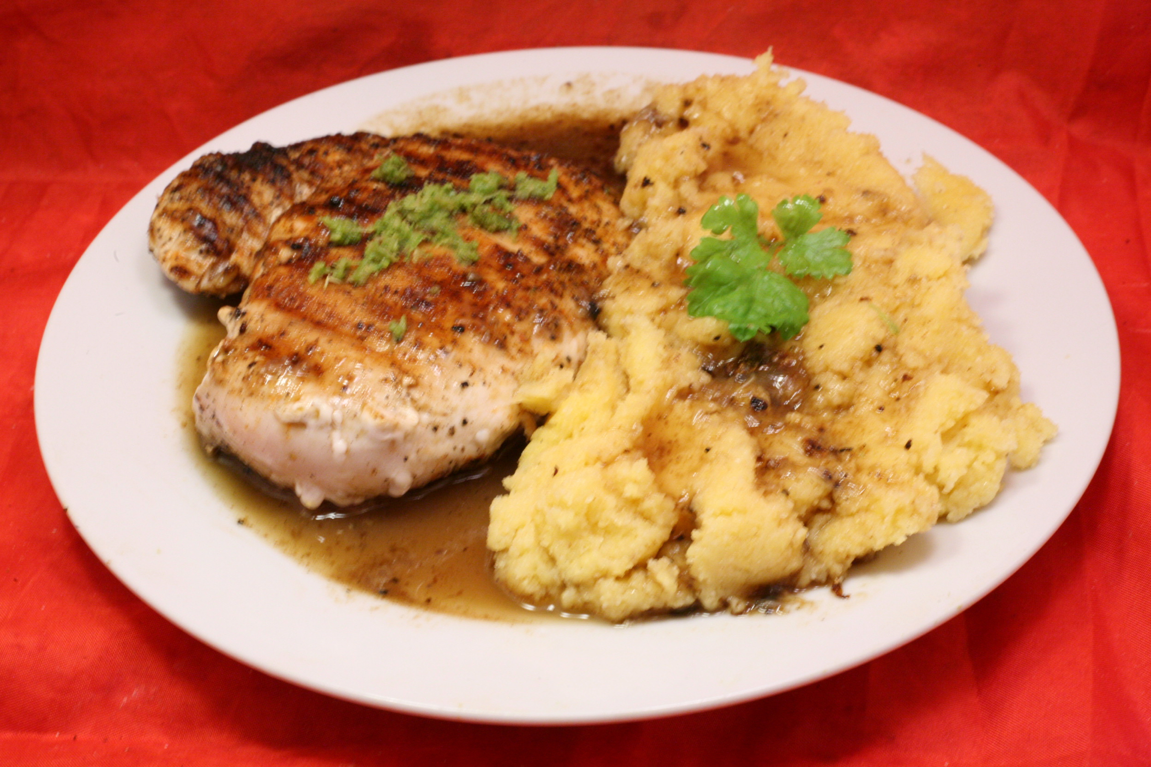 Gegrilltes Hähnchenbrustfilet mit Polenta in Limetten-Sauce