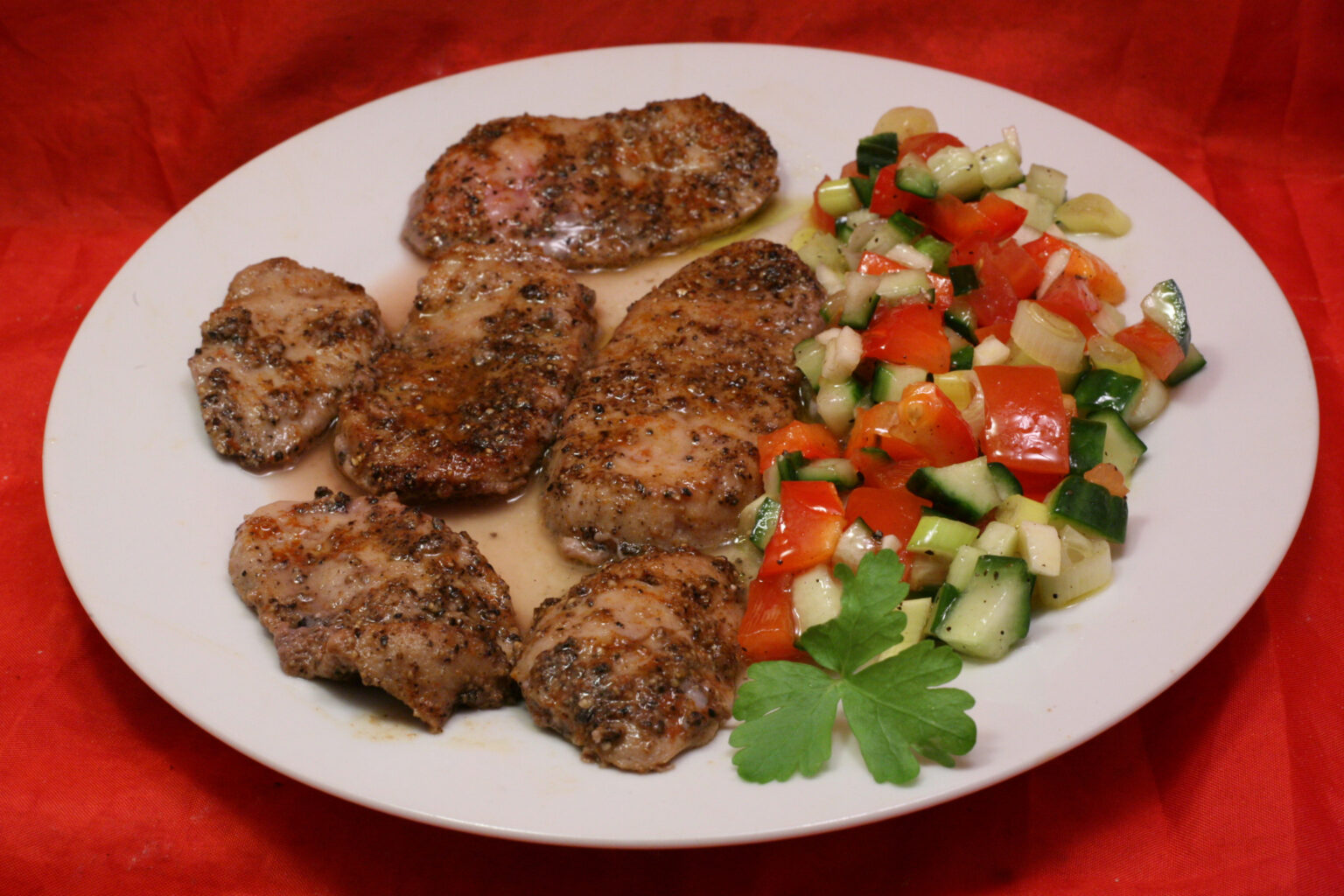 Gegrillter Stierhoden mit frischem Salat - Nudelheissundhos