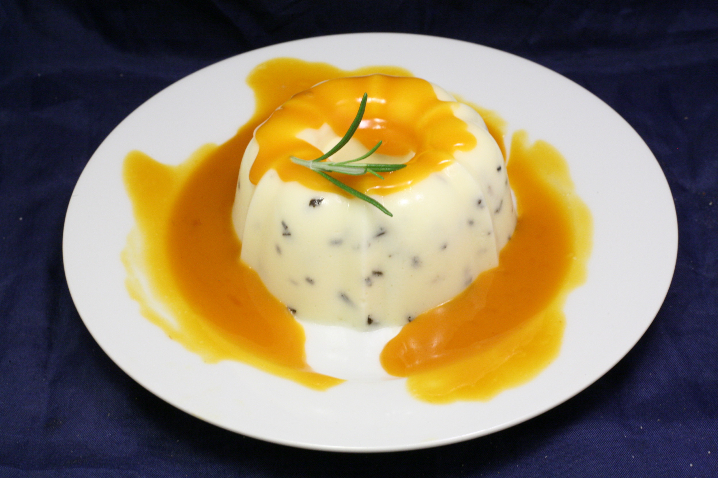 Panna-Cotta mit Rosmarin und Sanddorn-Mus