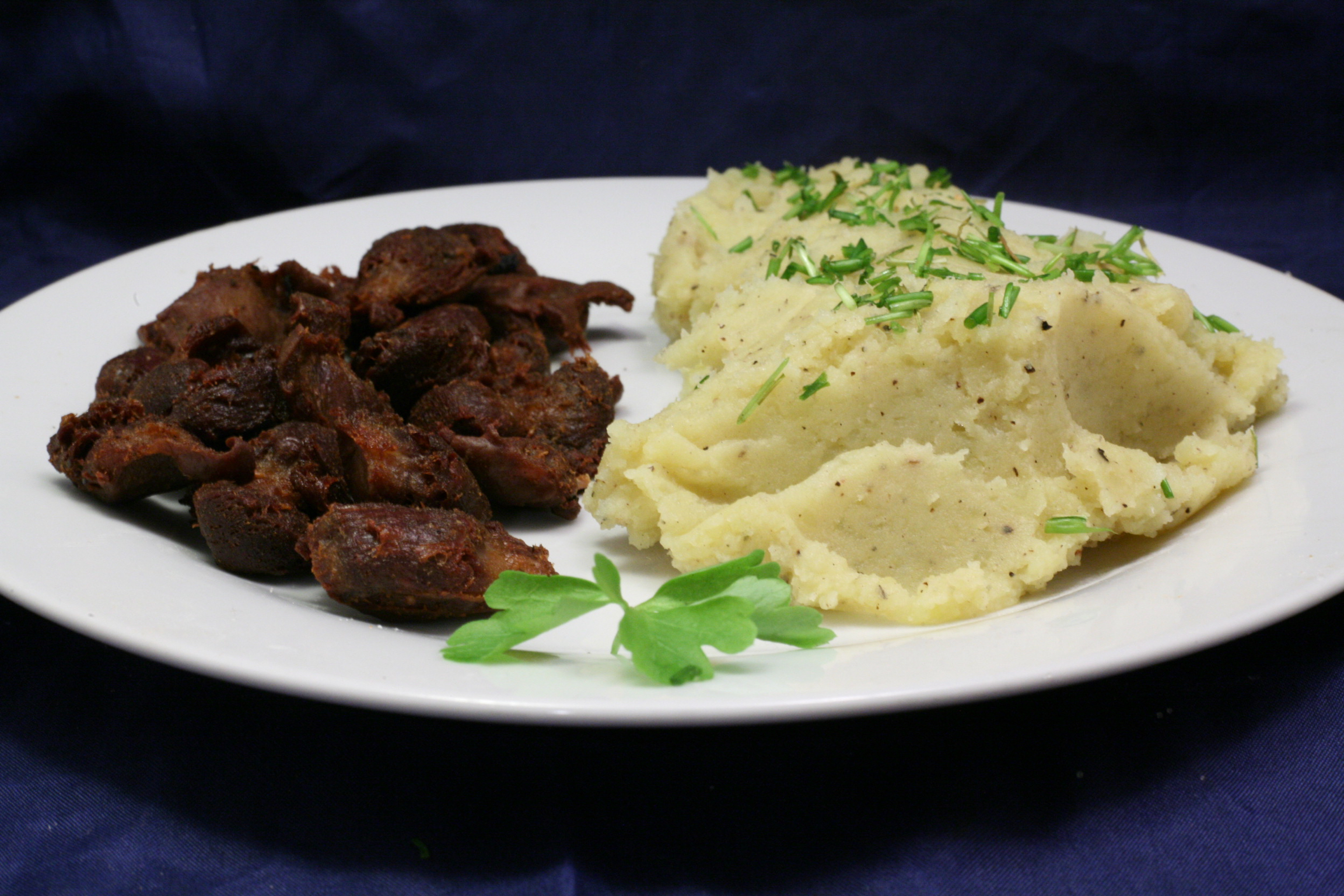 Frittierte Hähnchenmägen mit Kartoffelstampf