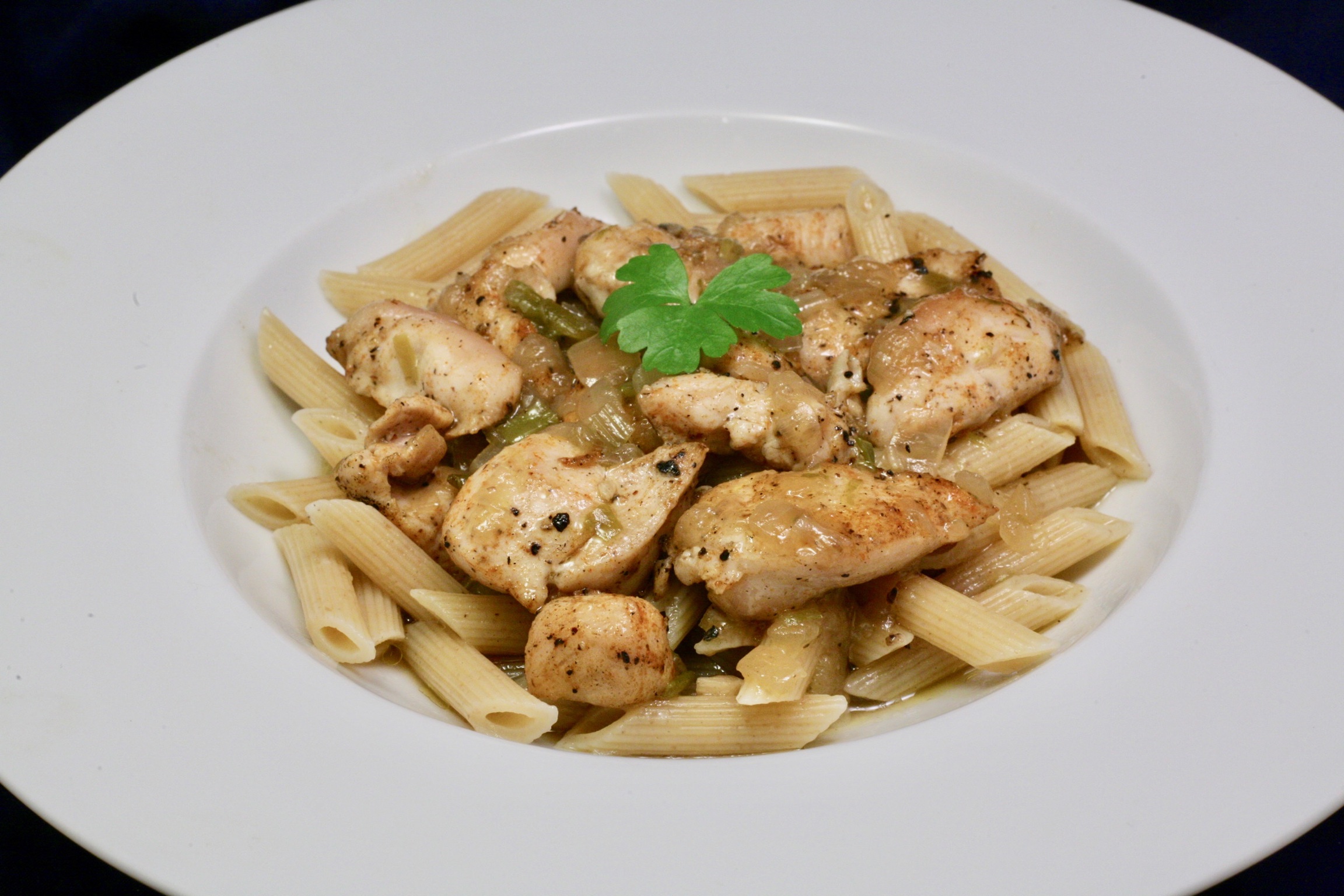 Hähnchenbrustfilet-Ragout in Fleischfond auf frischer Tagliatelle