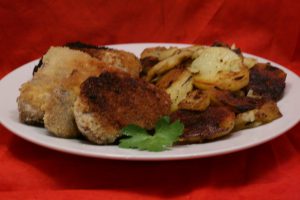 Panierte Kuheuter-Schnitzel mit Bratkartoffeln