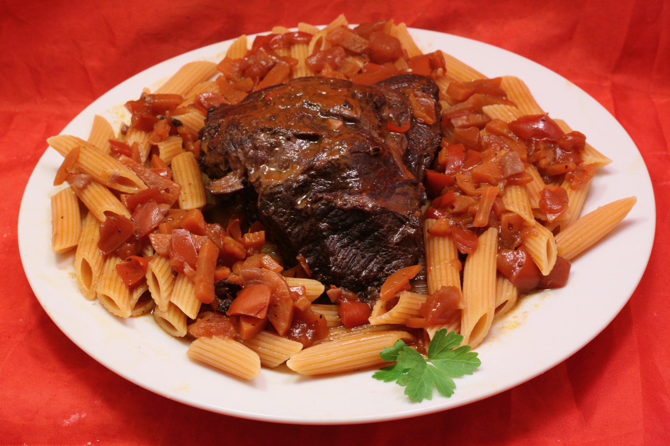 Rinderbäckchen mit Roter-Linsen-Pasta in dunkler Sauce