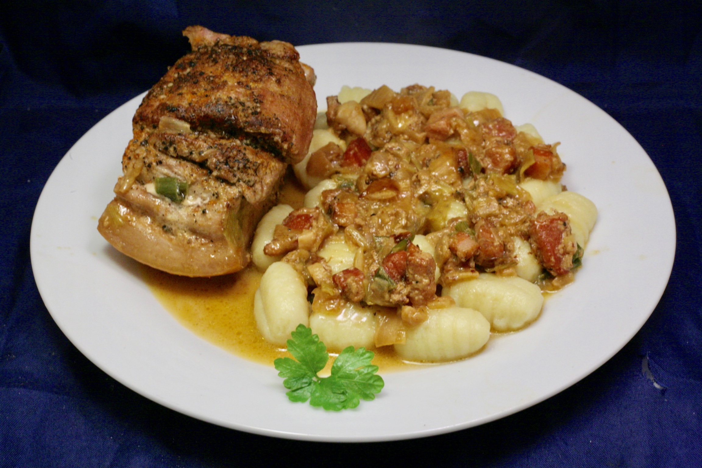 Schweinebauch in Senfsauce auf Gnocchi