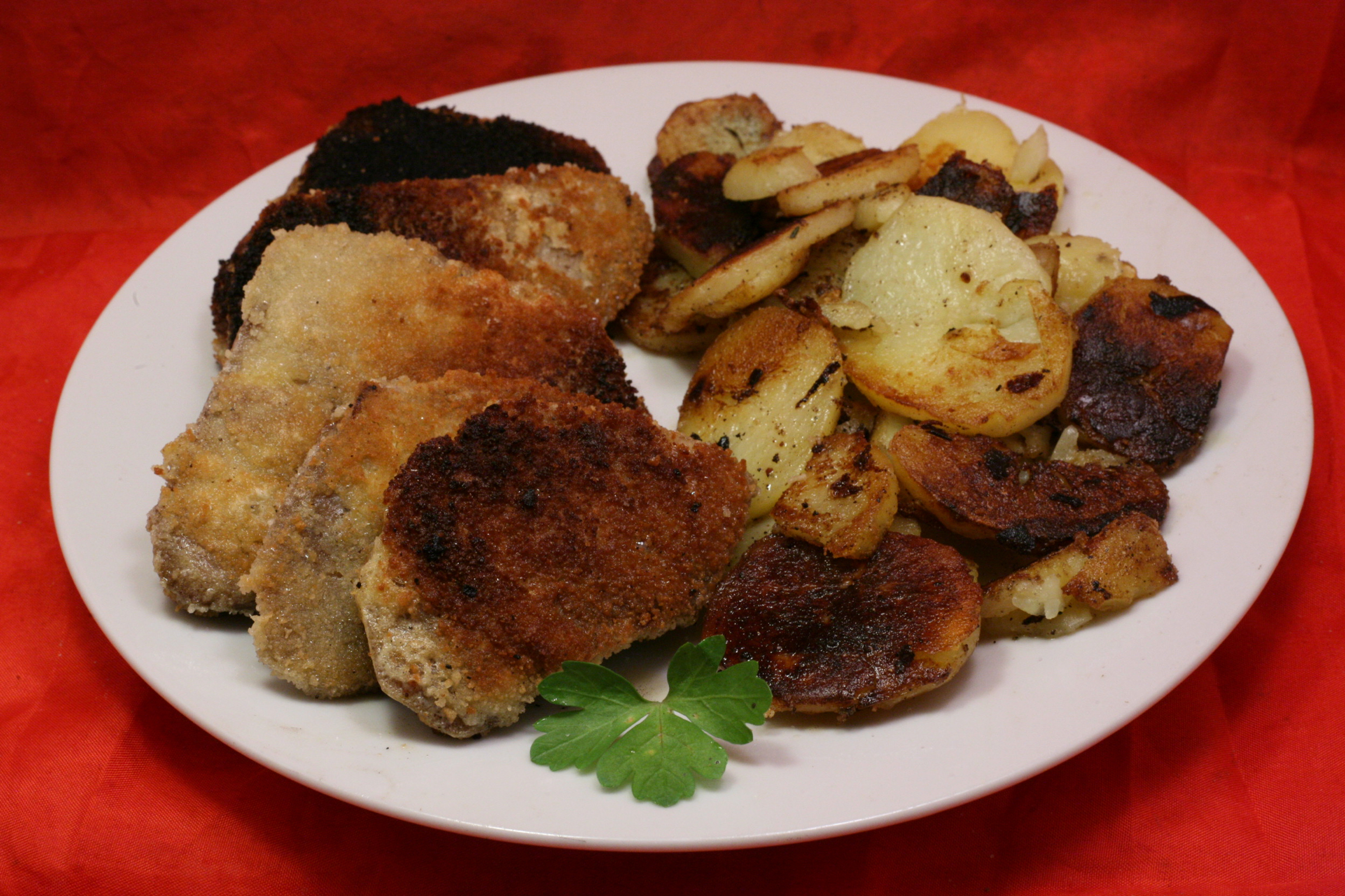 Paniertes Kuheuter-Schnitzel mit Bratkartoffeln