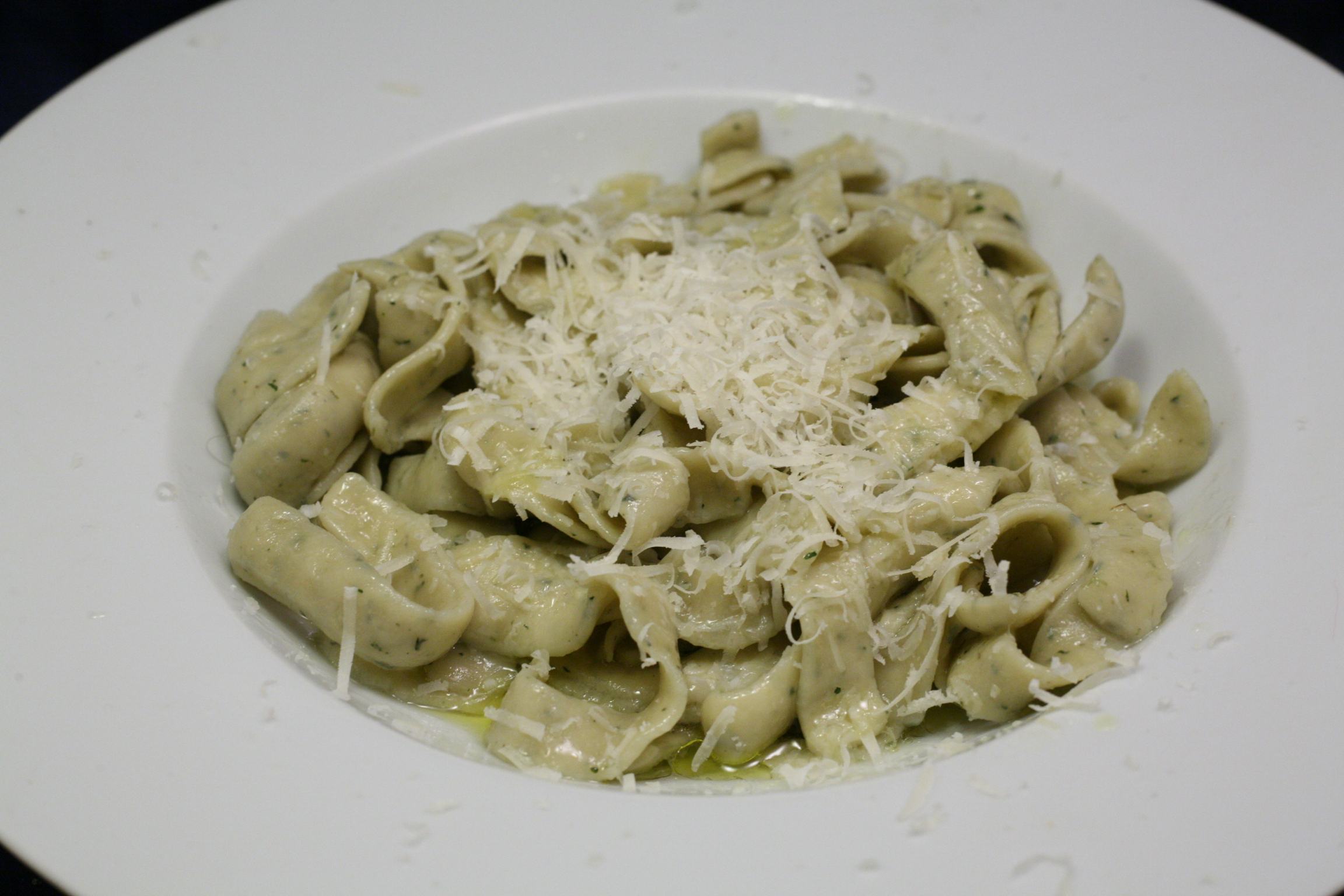 Frische Oregano-Pappardelle mit Olivenöl und Parmigiano Reggiano