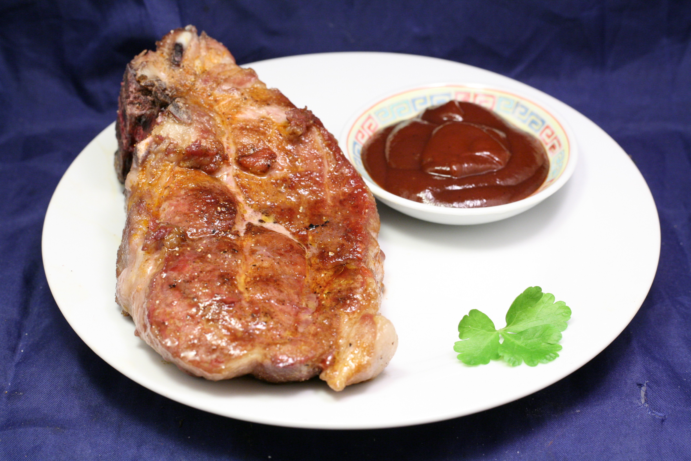 Gegrilltes Schweine-Nackensteak mit rauchiger BBQ-Sauce