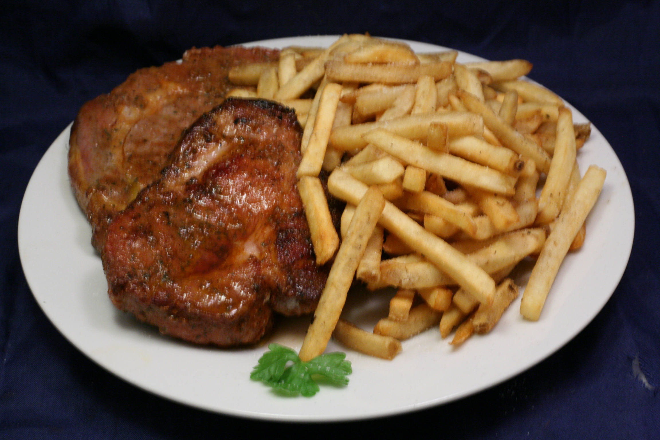 Schweine-Nackensteaks mit Pommes Frites