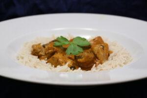 Putenfleisch und Champignons in rotem Thai-Curry mit Basmatireis