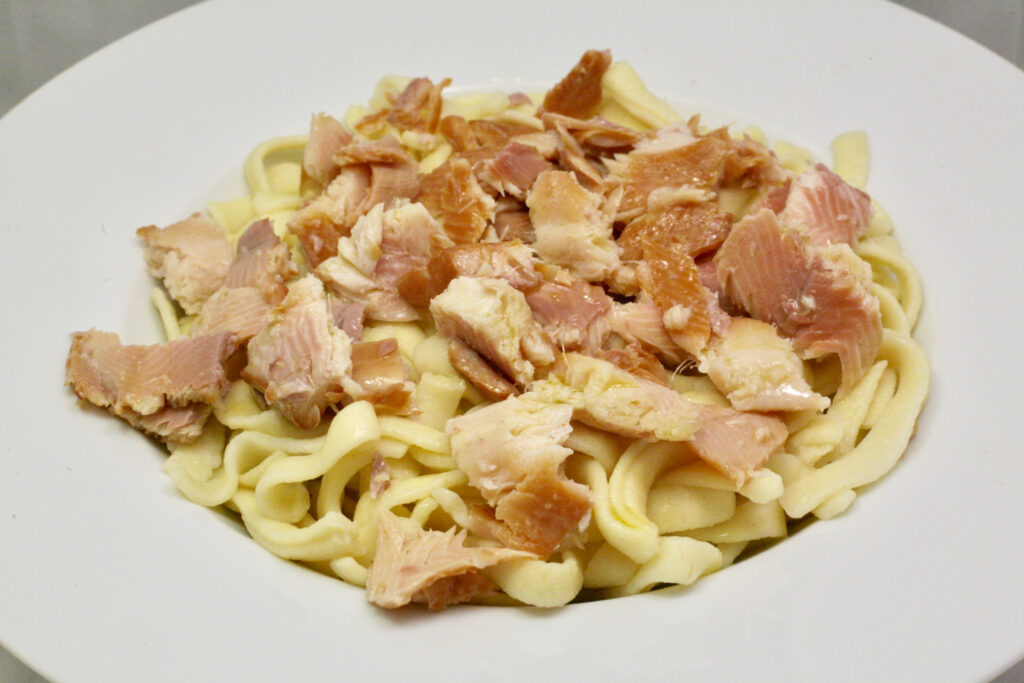 Frische Tagliatelle mit geräucherter Forelle und Olivenöl ...