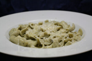 Frische Oregano-Pappardelle mit Olivenöl und Parmigiano Reggiano
