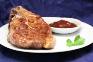 Gegrilltes Schweine-Nackensteak mit rauchiger BBQ-Sauce
