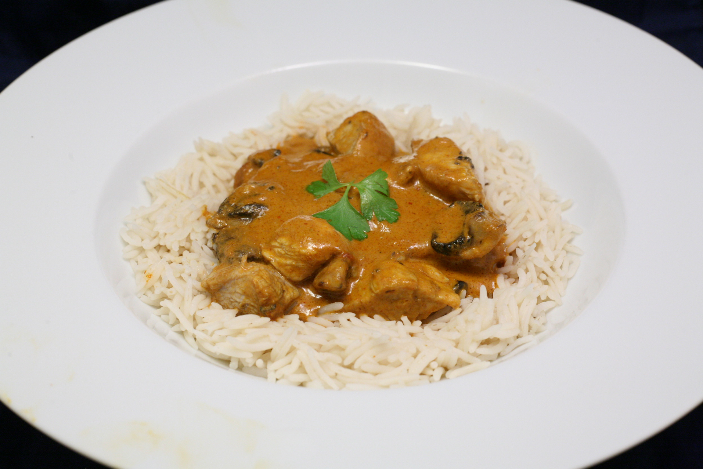 Putenfleisch und Champignons in rotem Thai-Curry mit Basmatireis