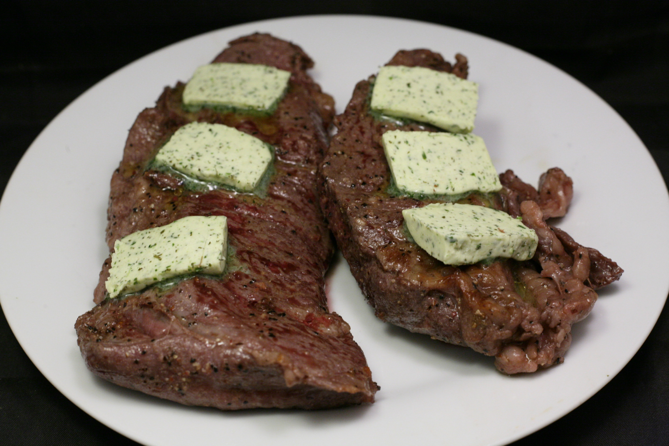 Gegrillte, marinierte Nackensteaks aus der Mikrowelle mit Kräuterbutter