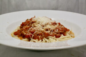 Frische Spaghetti mit Sauce Bolognese mit Dom Perignon