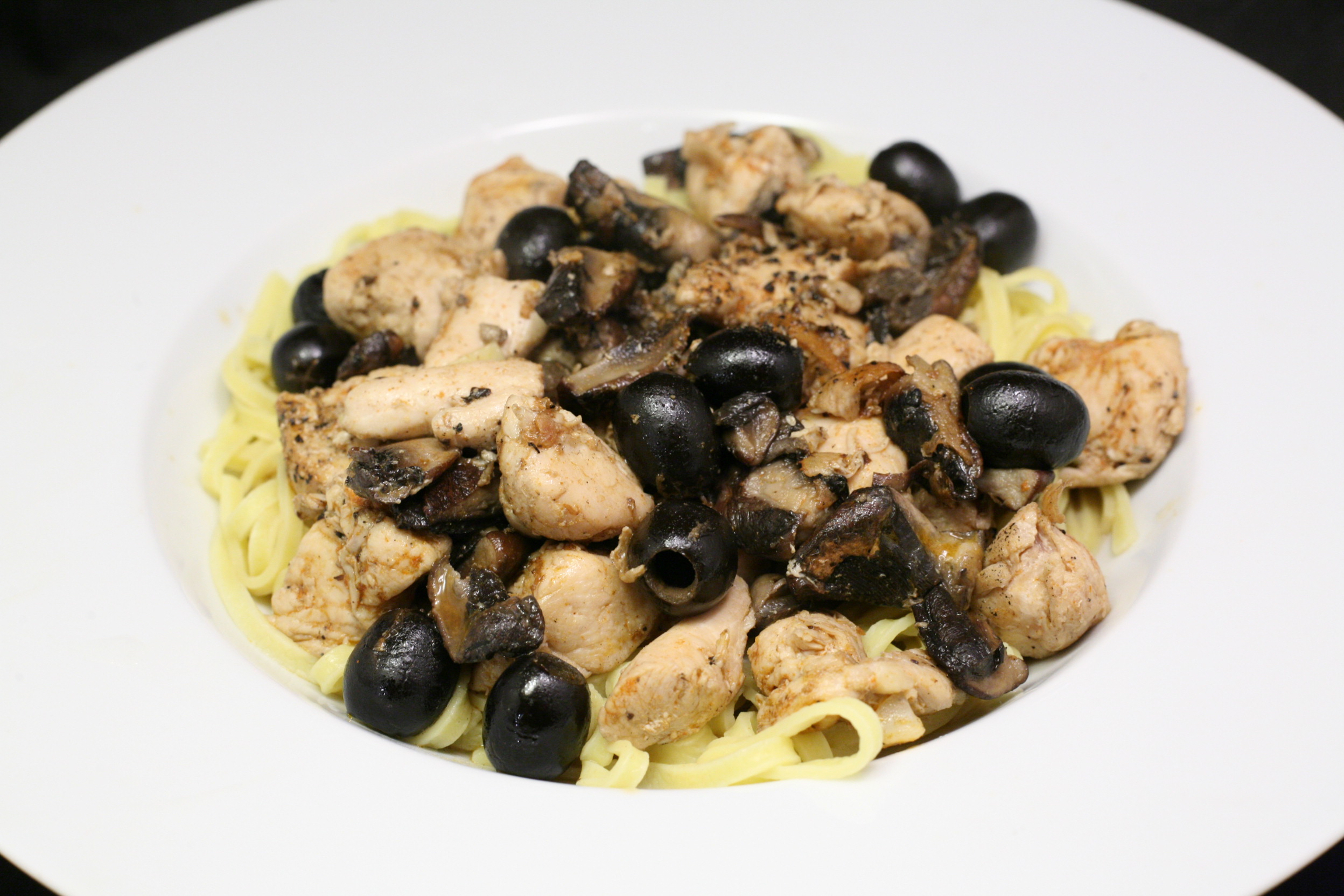 Putenfleisch mit Champignons und Oliven und Tagliolini - Nudelheissundhos