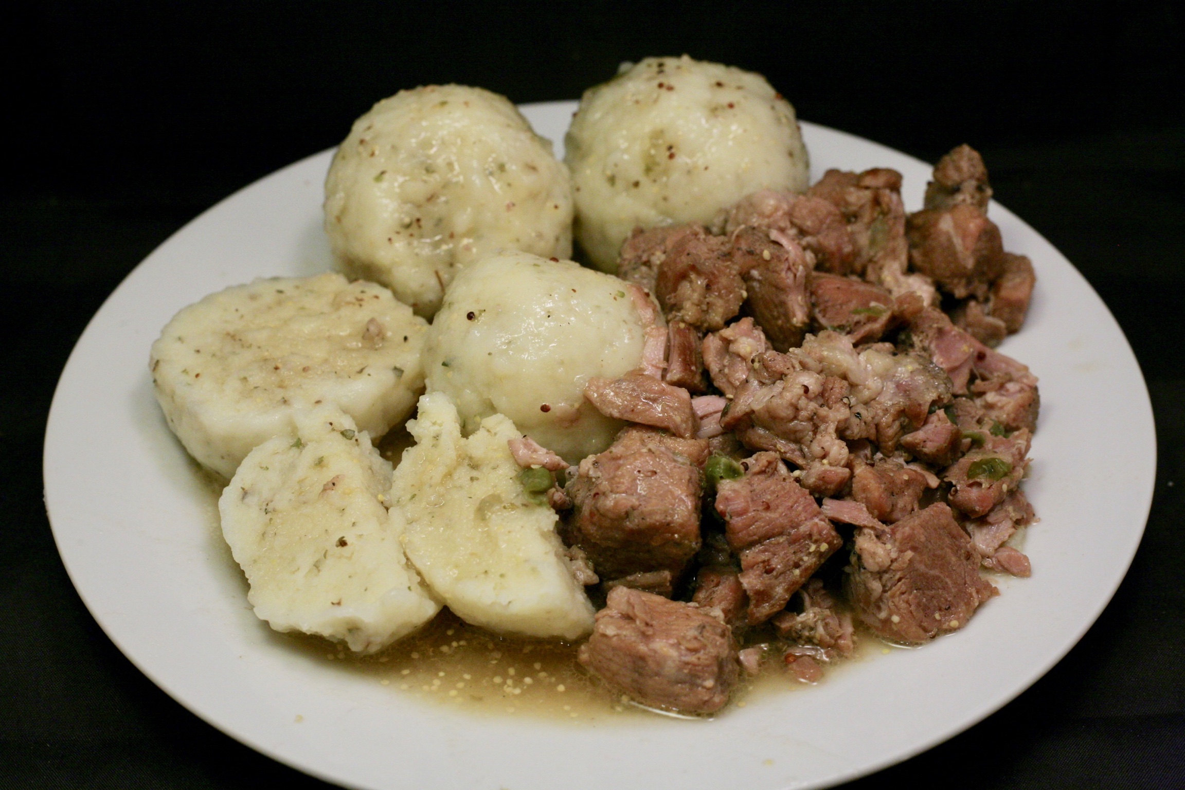 Bier-Gulasch mit Majoran-Kartoffelklößen - Nudelheissundhos