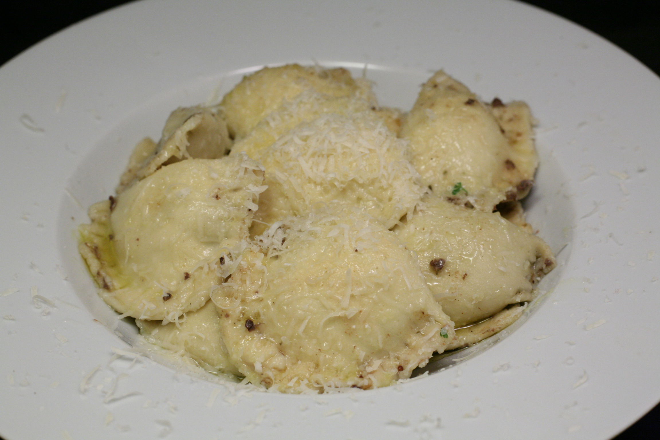 Frische Innereien-Ravioli mit Olivenöl und Parmiginao Reggiano