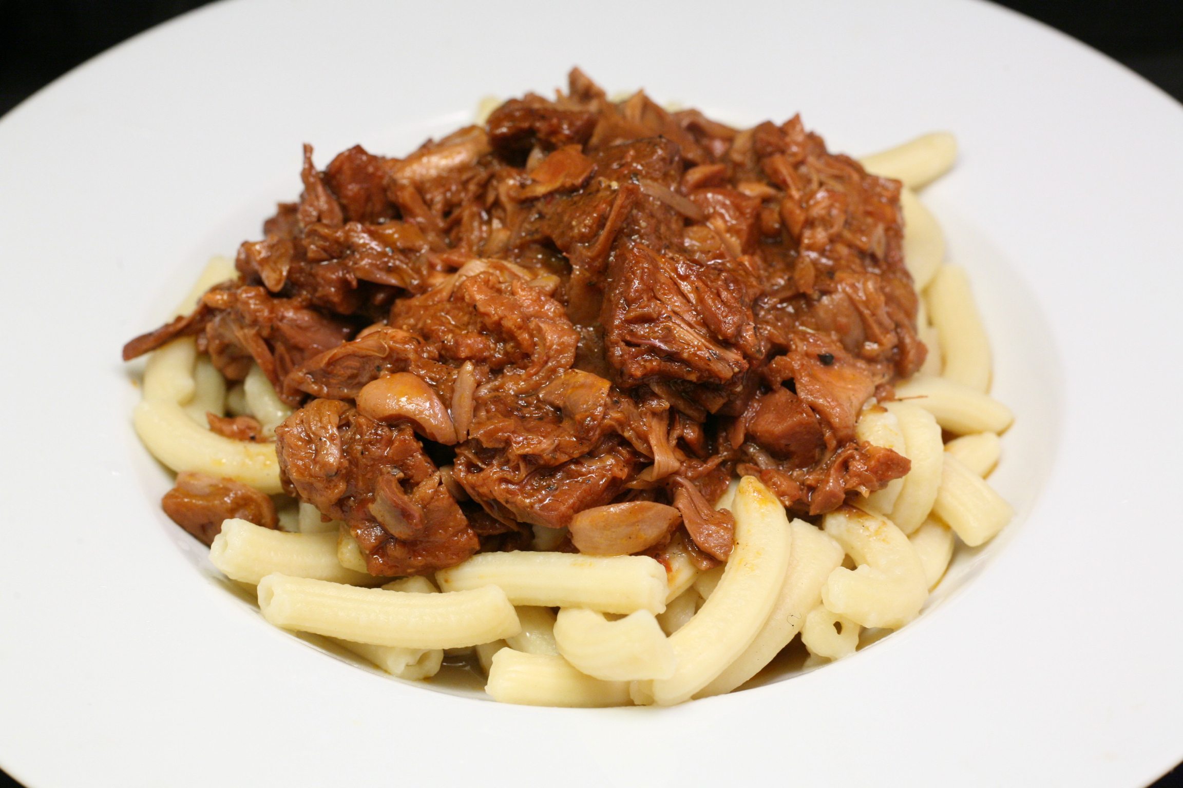 Frische Penne mit Jackfrucht in Weißwein-Sauce