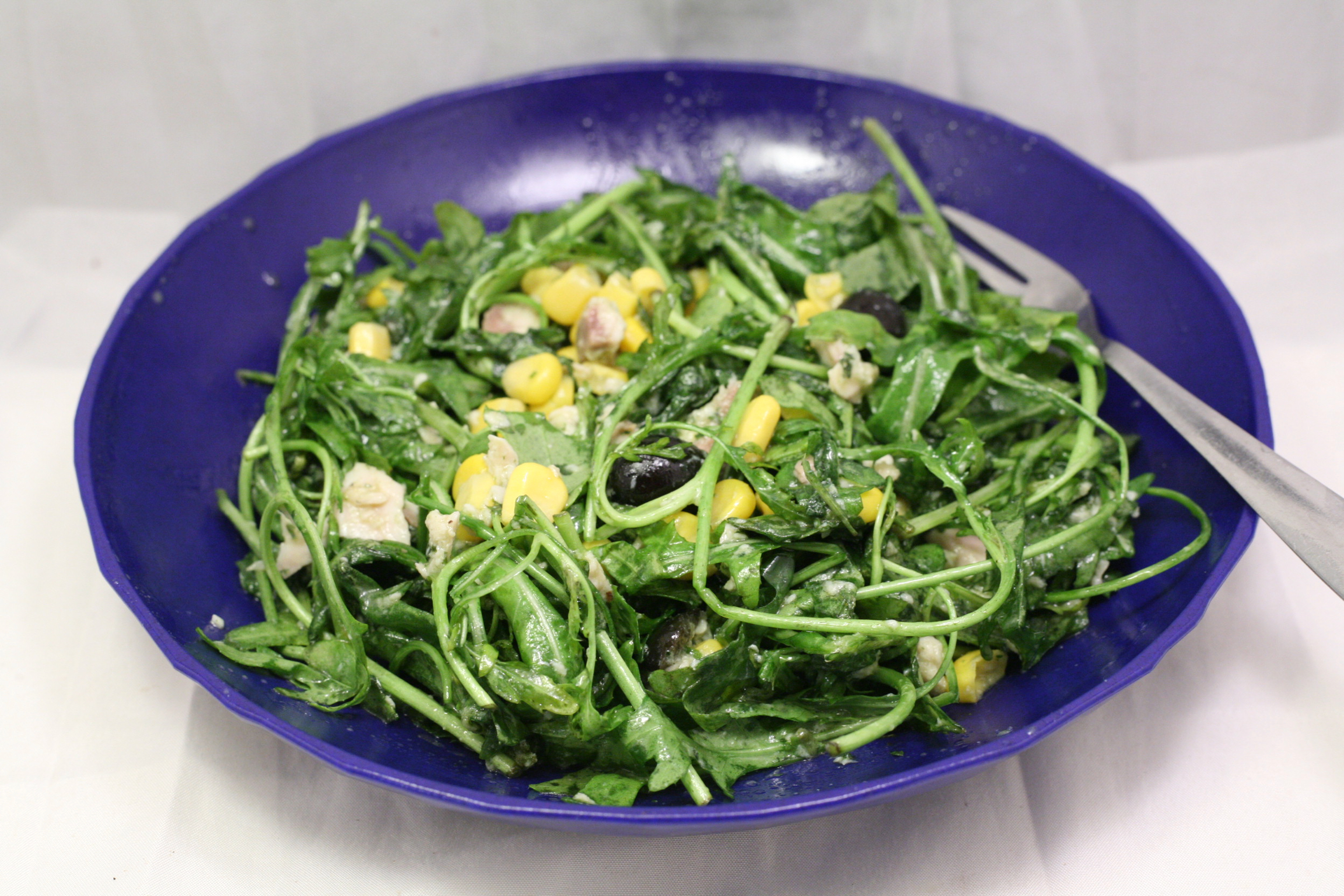 Rucola-Salat mit Wildlachs, Mais und Oliven