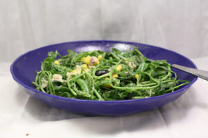 Rucola-Salat mit Wildlachs, Mais und Oliven