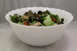 Batavia-Salat mit Garnelen, getrockneten Tomaten und Oliven