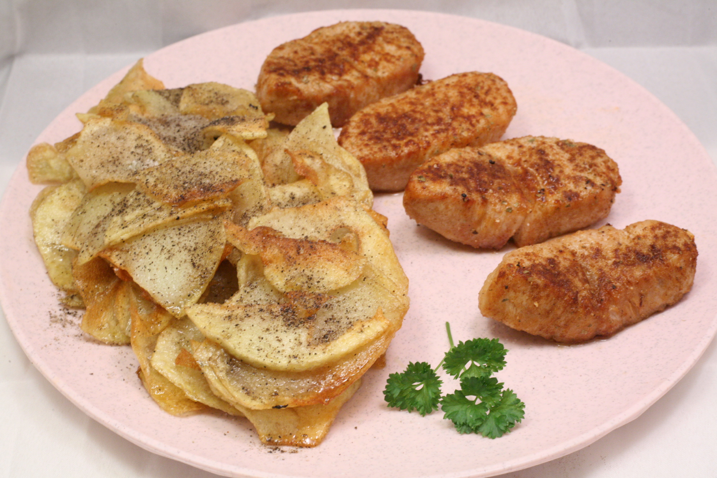 Putensteaks mit Kartoffelchips - Nudelheissundhos