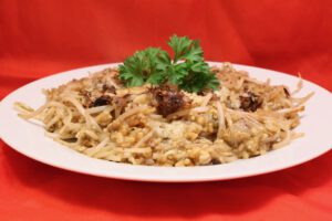 Frische Reisnudeln mit Sojabohnensprossen und schwarzer Bohnensauce