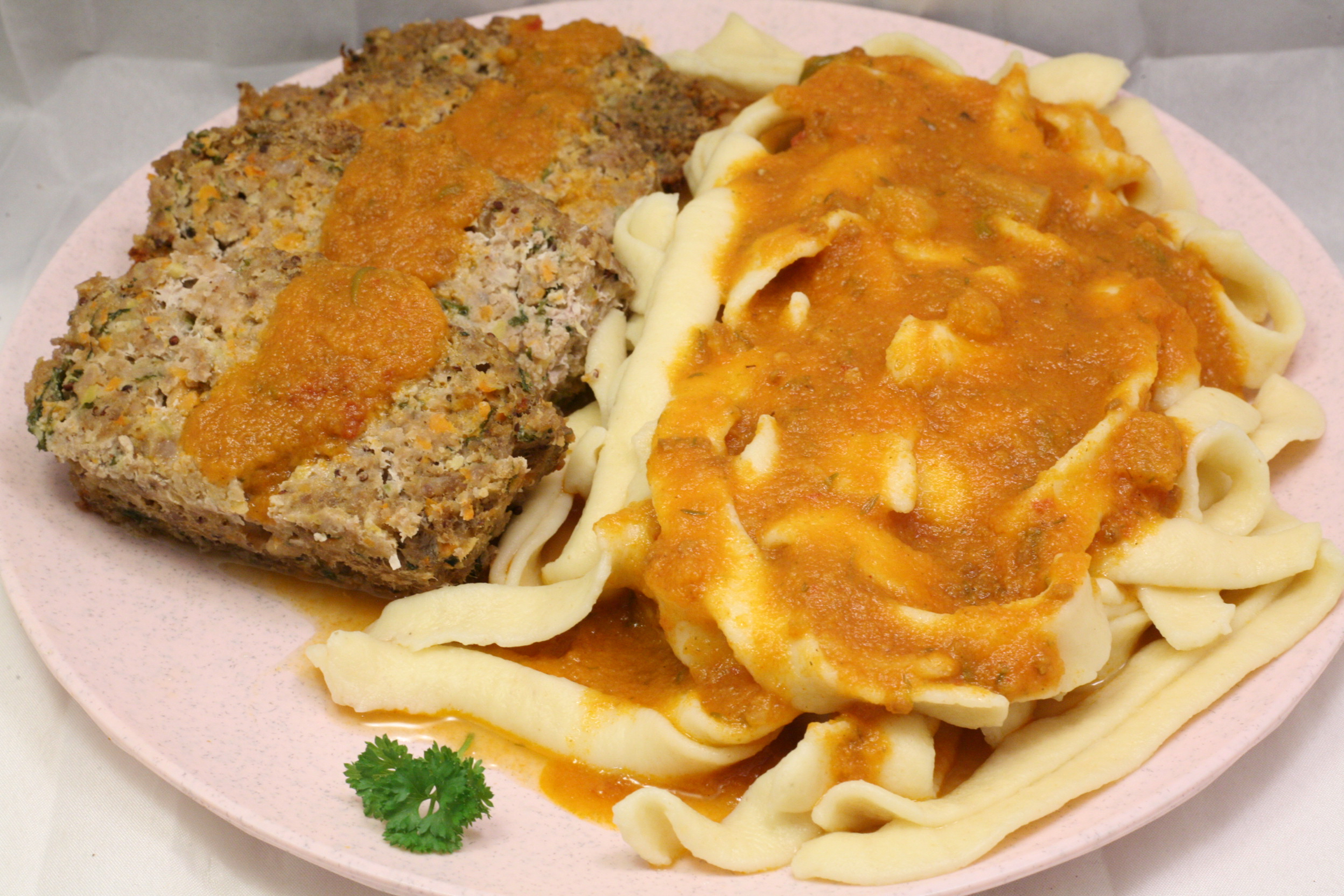 Hackbraten mit frischer Pappardelle und Tomaten-Sugo