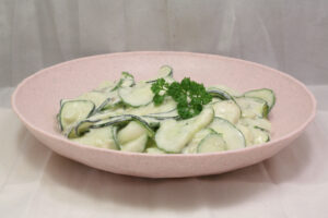 Gurke-Zucchini-Avocado-Salat mit Zatziki