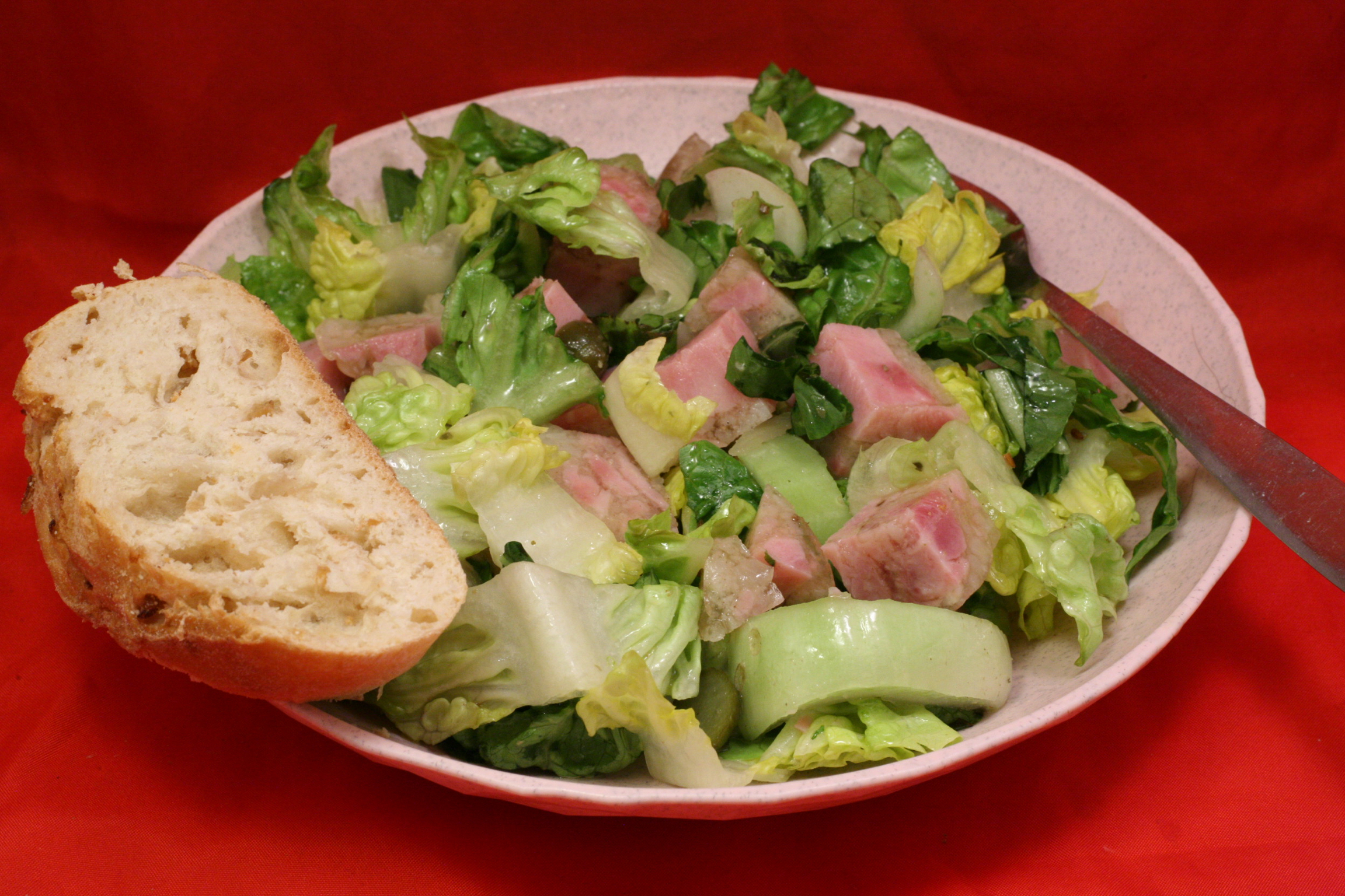 Schweinefleisch in Aspik mit Romanasalat und Mini-Pak-Choi