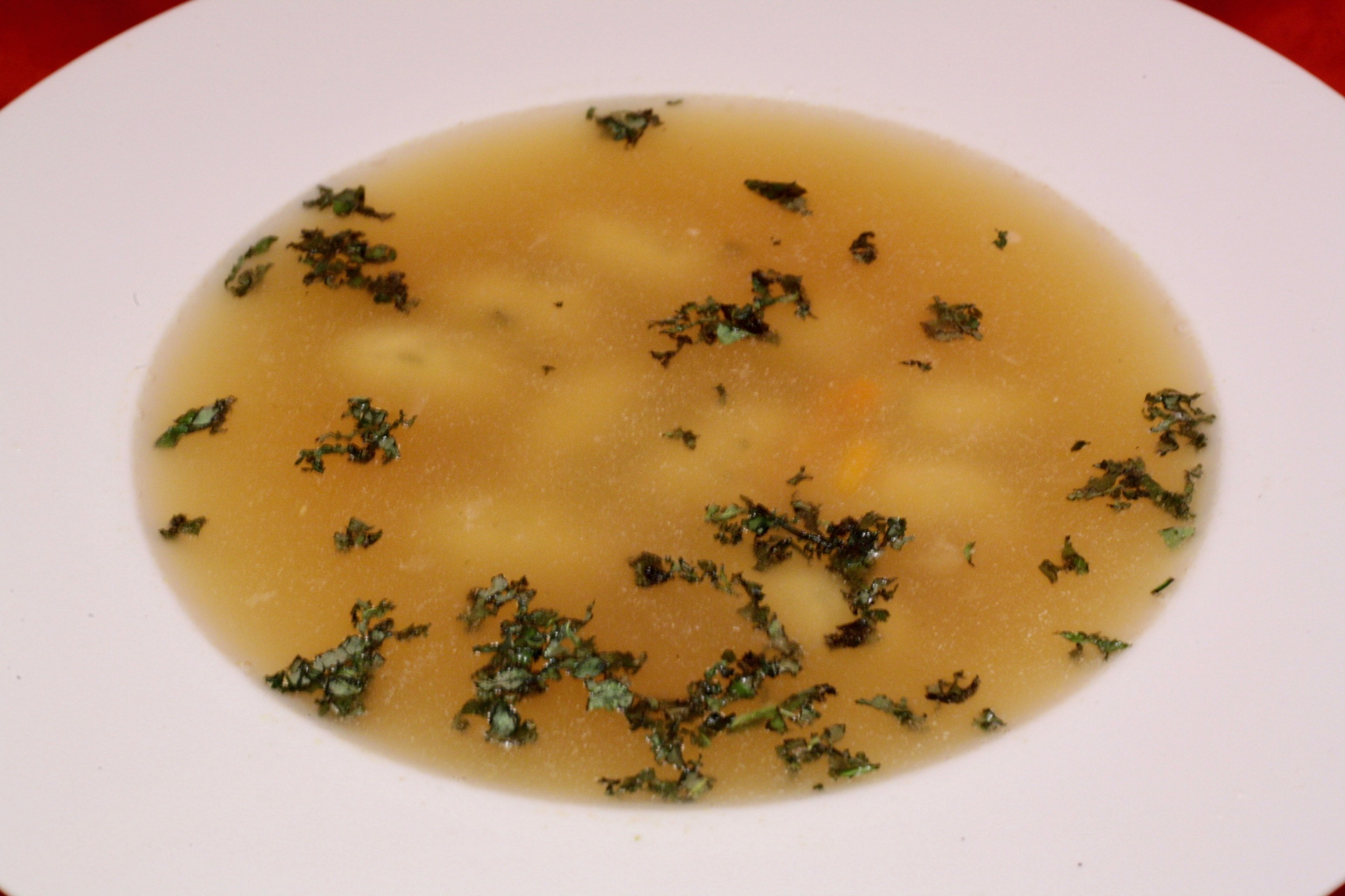 Gemüsesuppe mit Kräuter-Grießklößchen