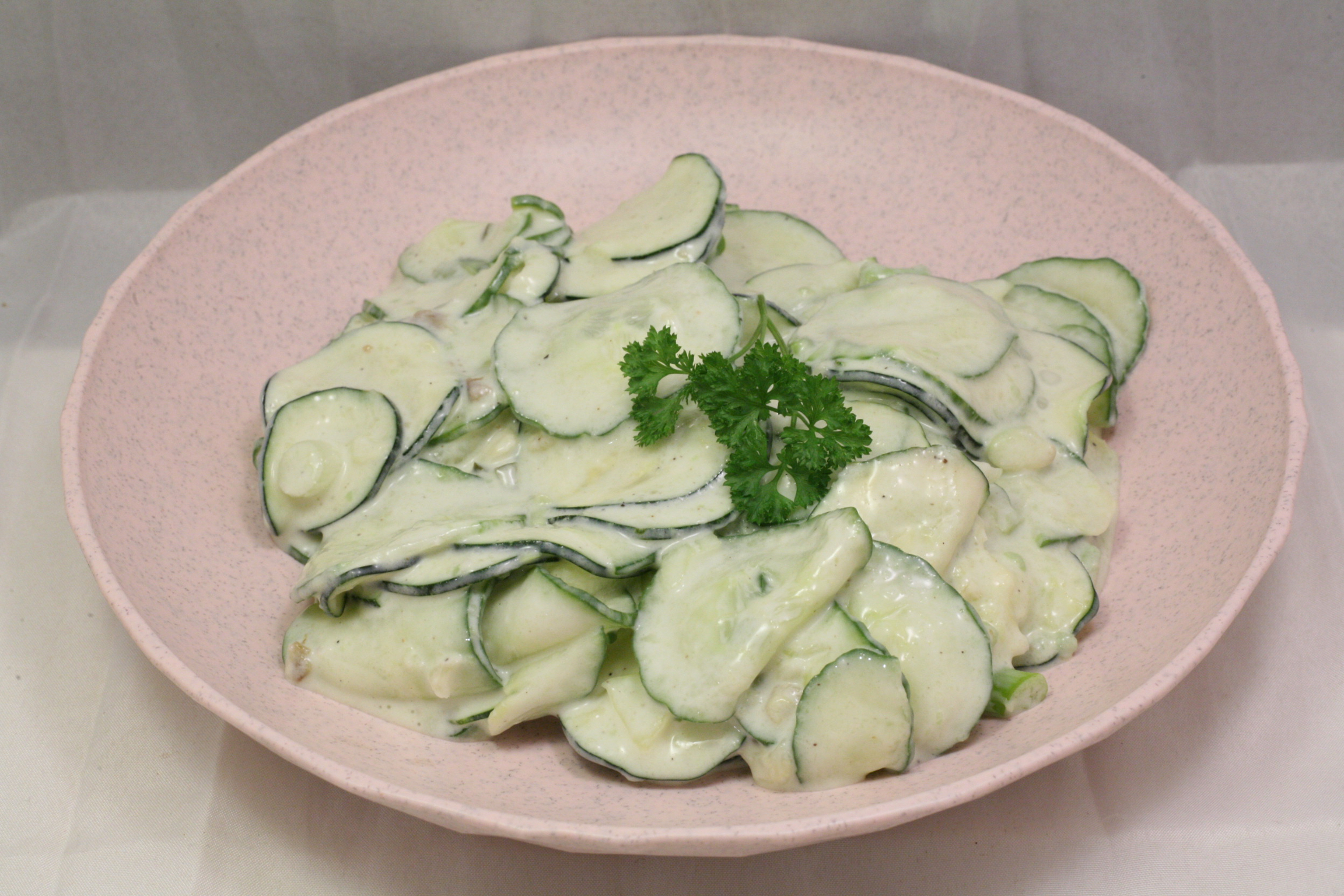 Gurke-Zucchini-Avocado-Salat mit Zatziki