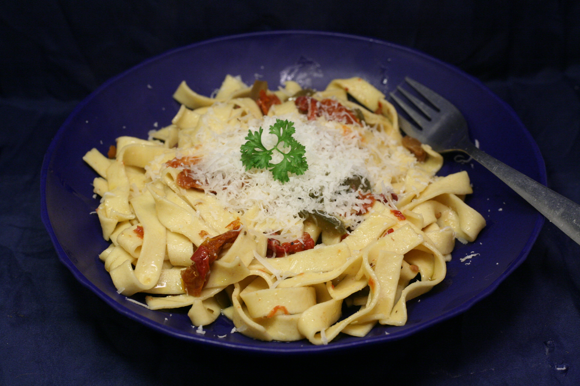 Bandnudeln mit getrockneten Tomaten - Nudelheissundhos