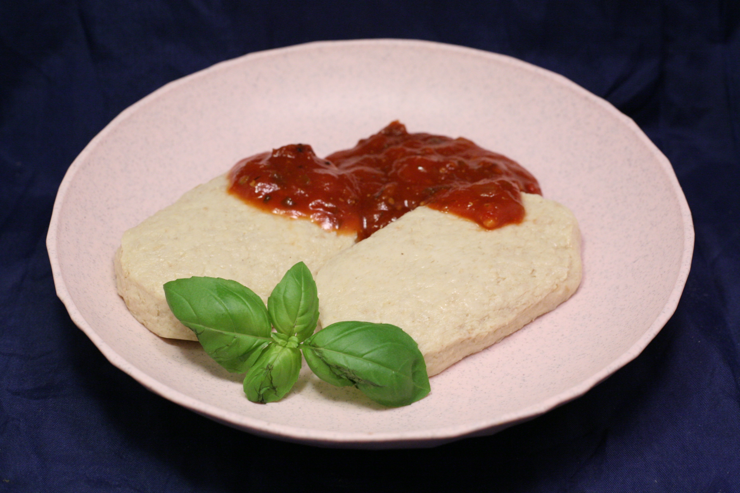 Veganes Hühnchenbrustfilet mit scharfer Steak-Sauce