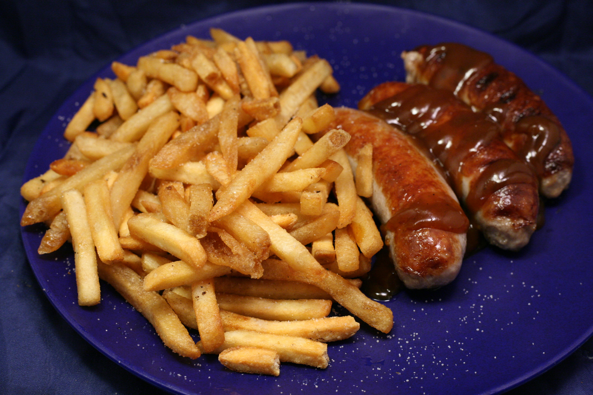 Currywurst mit Pommes