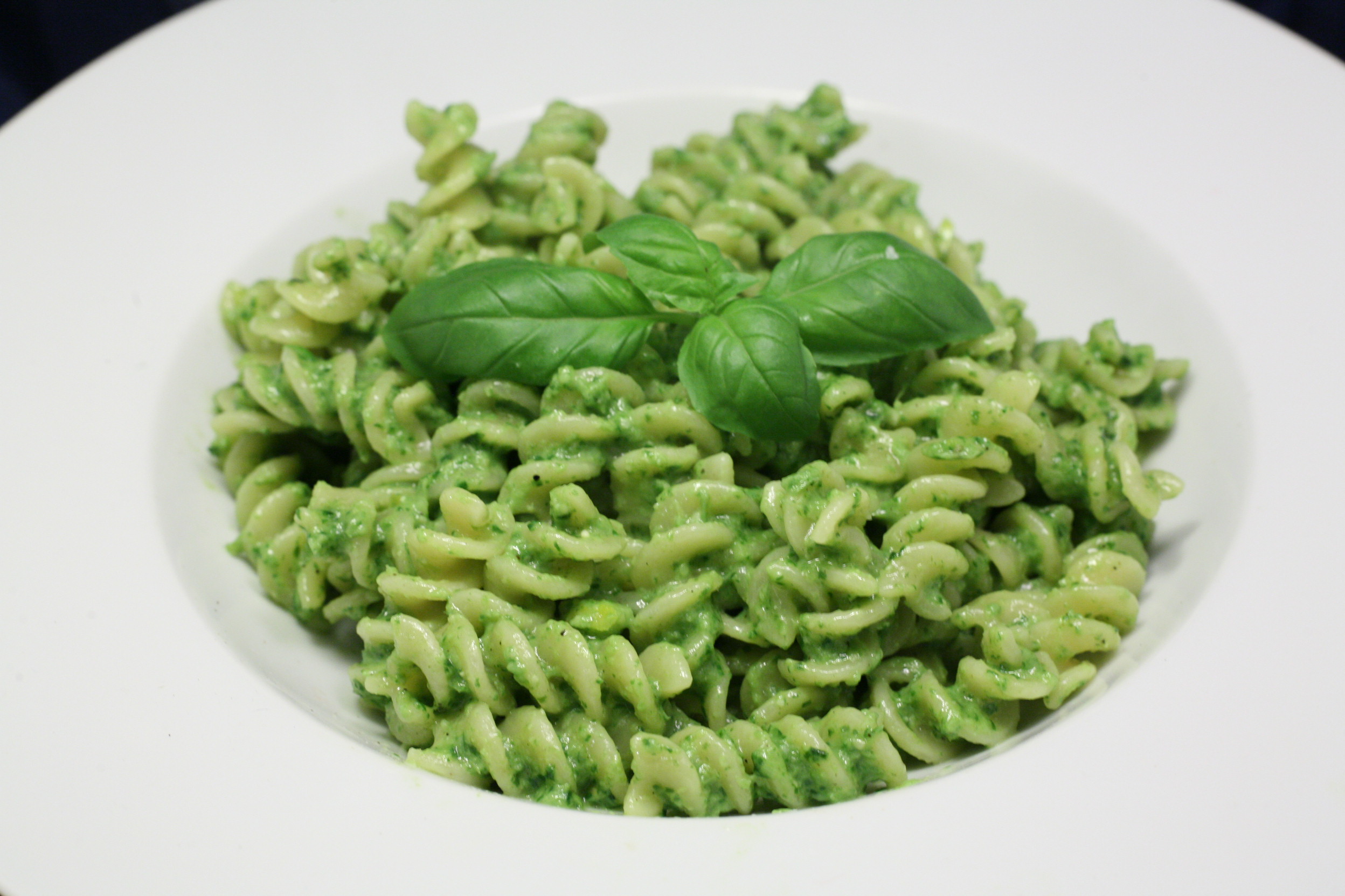 Fusilli mit Basilikum-Pesto