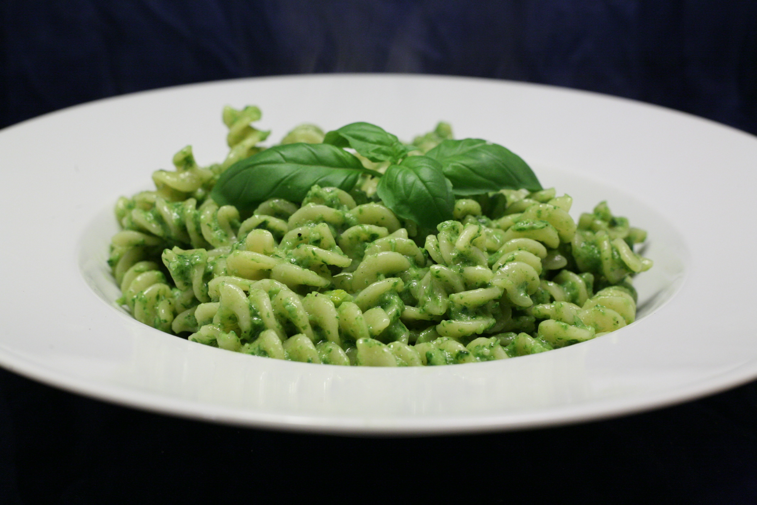 Fusilli mit Basilikum-Pesto - Nudelheissundhos