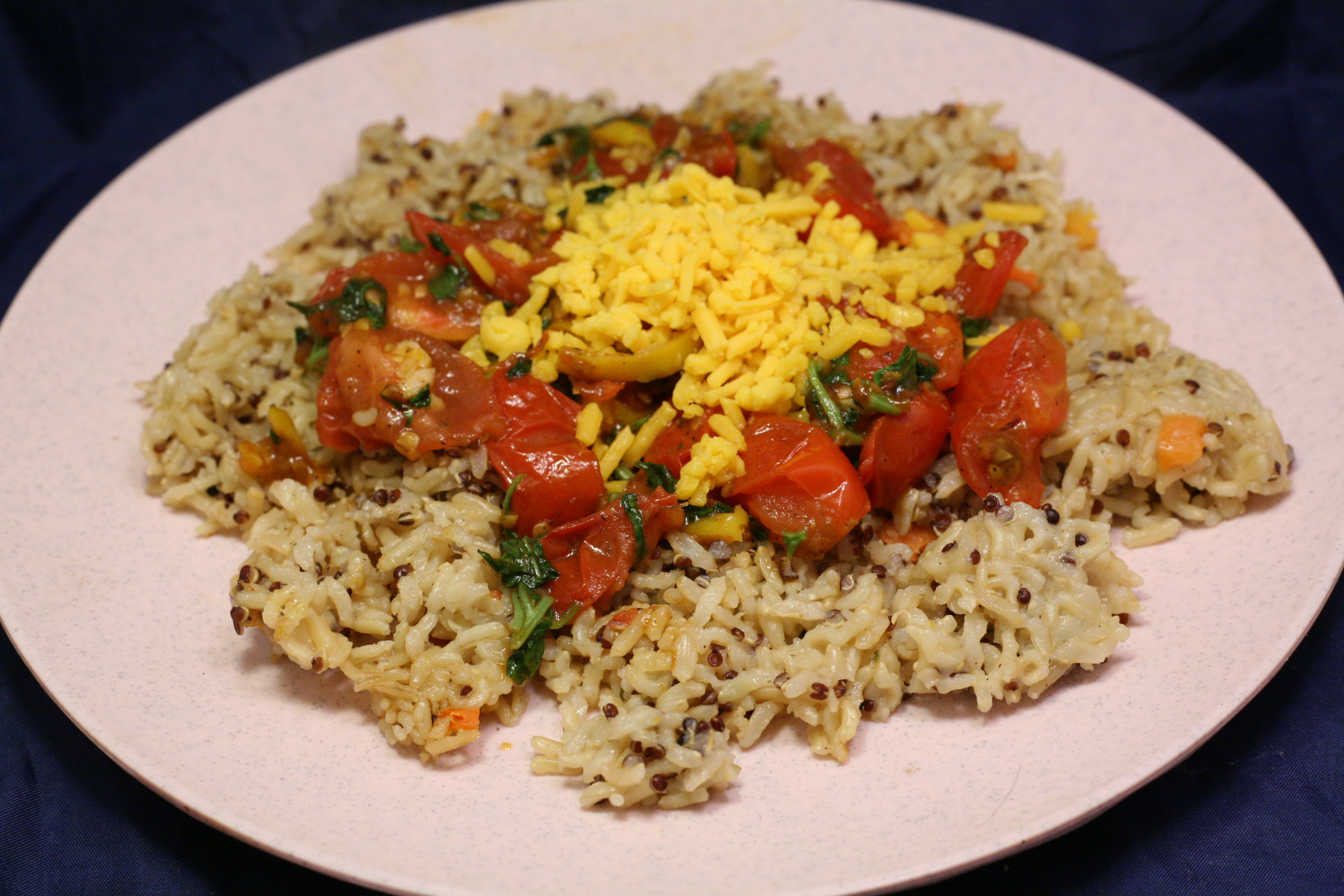 Gebratene Tomaten auf Körner-Mischung