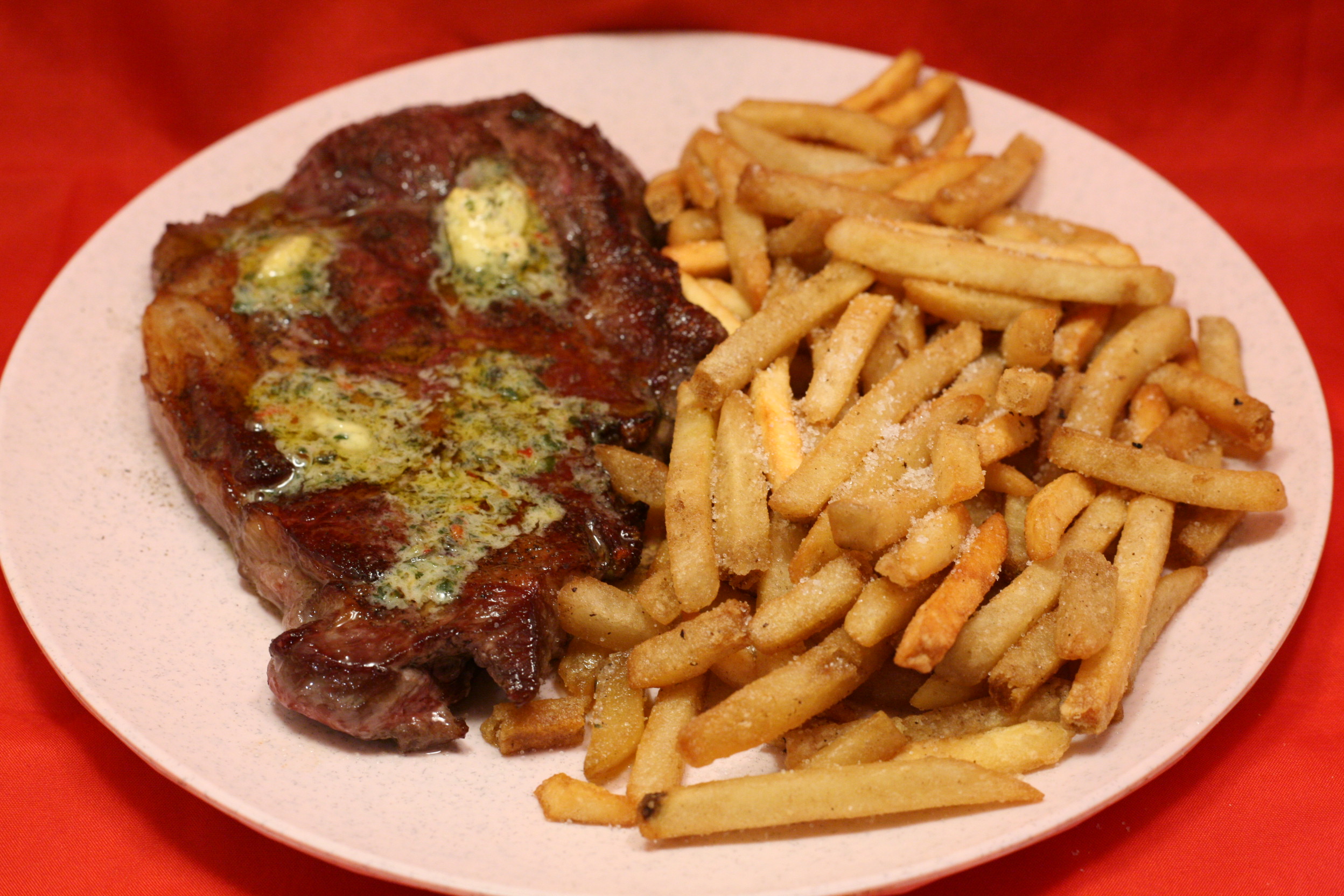 Entrecôte mit Kräuterbutter und Pommes frites