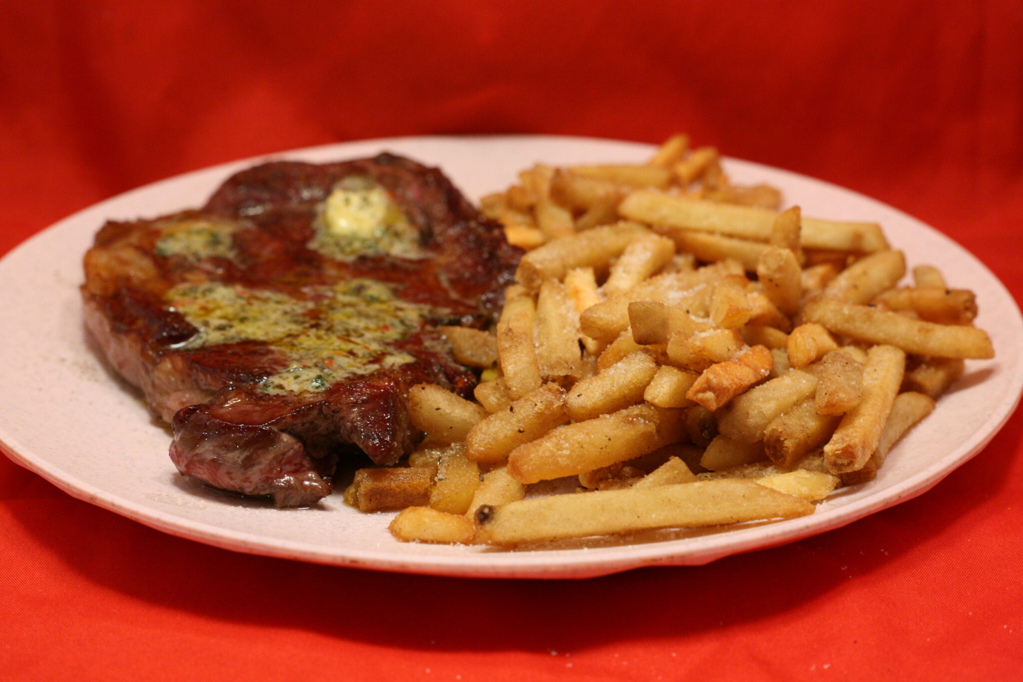 Entrecôte mit Kräuterbutter und Pommes frites - Nudelheissundhos