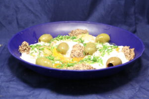 Pochierte Eier mit Oliven, grobkörnigem Senf und Schnittlauch