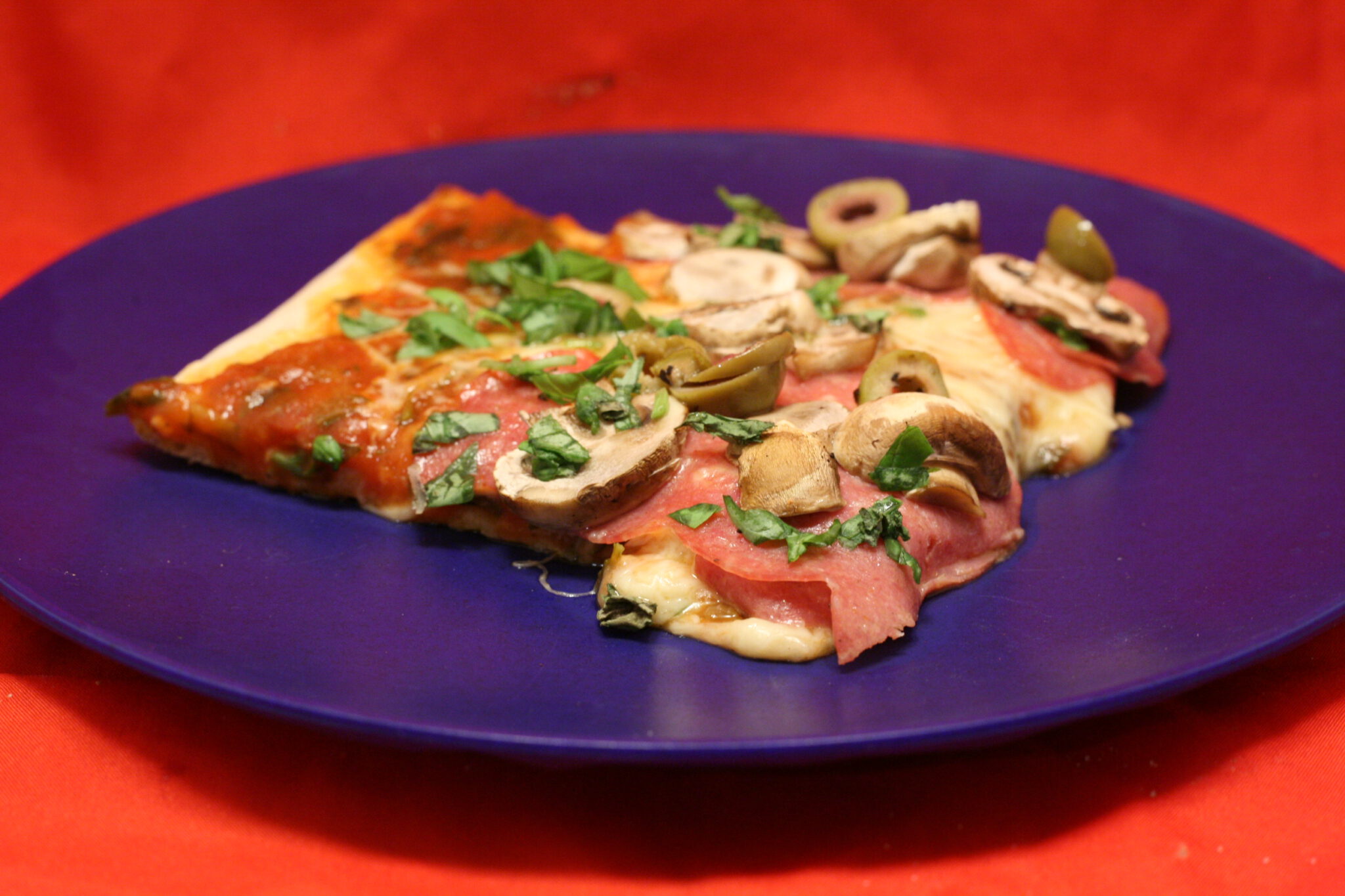 Pizza mit Salami, Champignons und Oliven - Nudelheissundhos