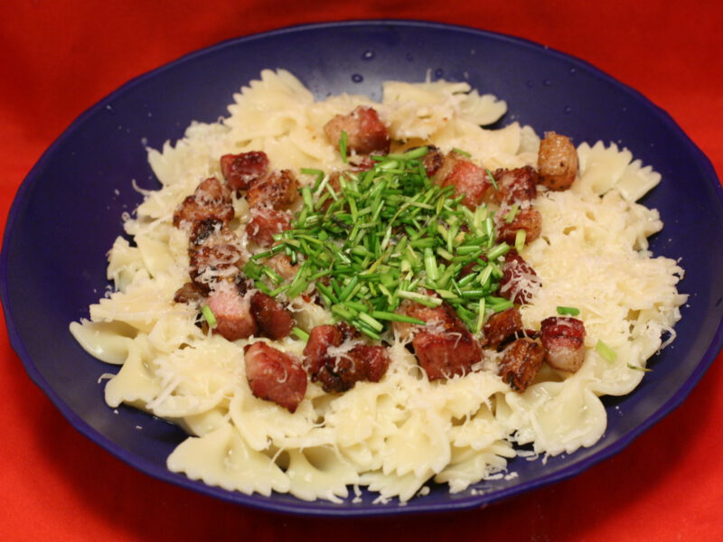 Farfalle mit Bauchspeck, Olivenöl und Parmigiano Reggiano