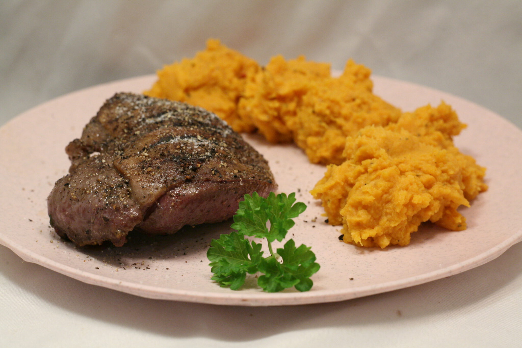Gegrilltes Schweineherz mit Süßkartoffelstampf - Nudelheissundhos