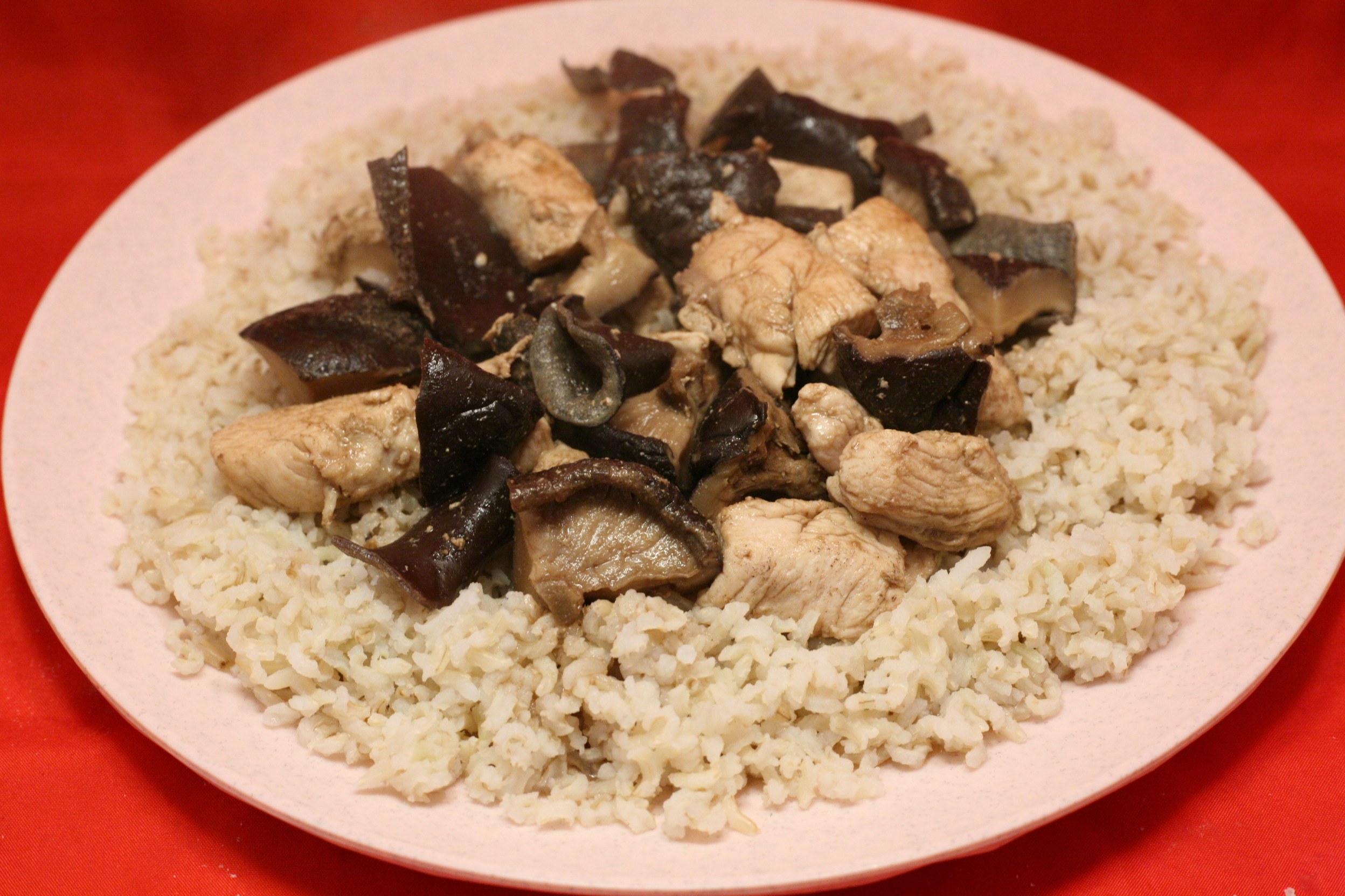 Hähnchenfleisch mit chinesischen Pilzen in Tom-Kha-Kai-Sauce