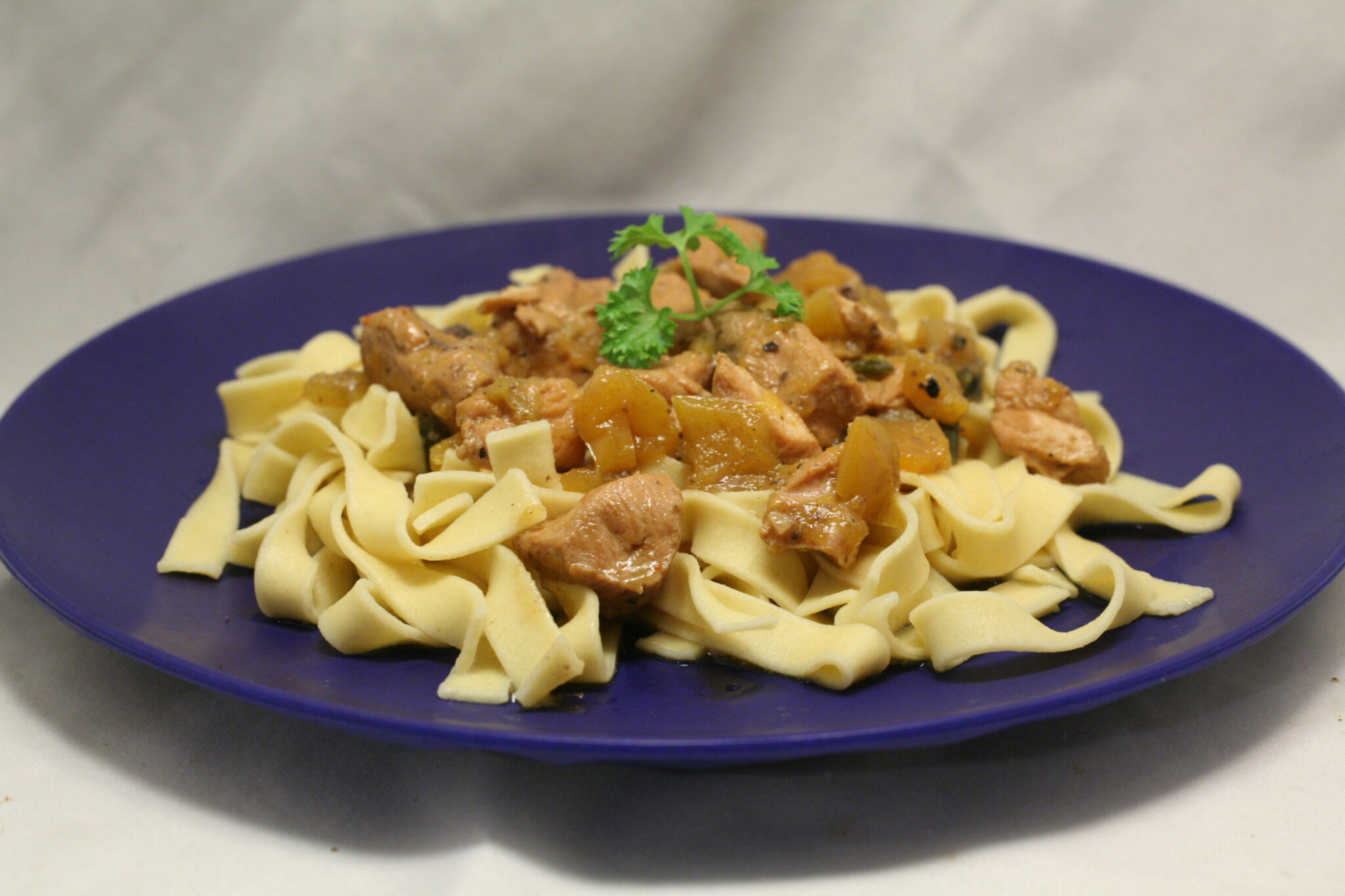 Bier-Gulasch mit Bandnudeln - Nudelheissundhos