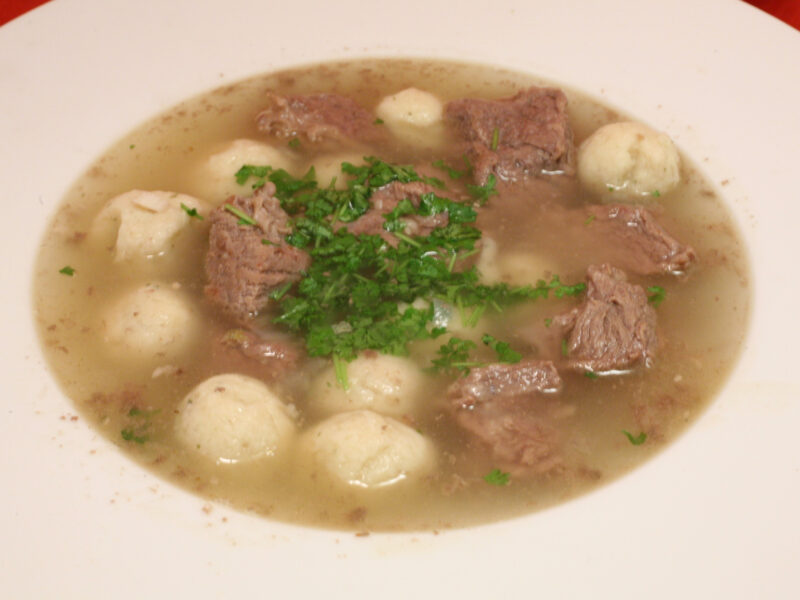 Markklößchen-Suppe mit Suppenfleisch