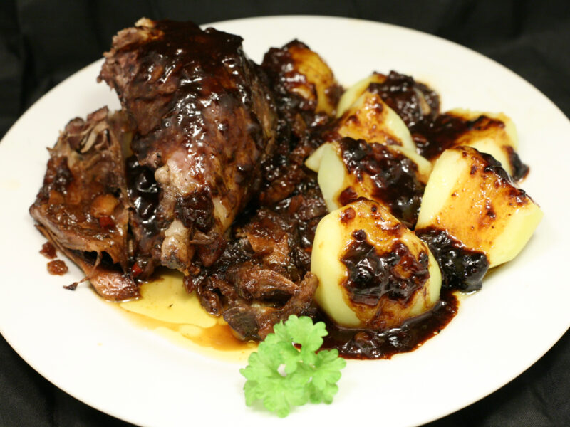 Geschmorte Lammkeule mit Salzkartoffeln in dunkler Sauce