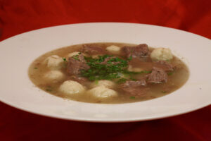 Markklößchen-Suppe mit Suppenfleisch